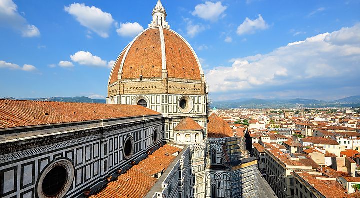 La cupola del Duomo di Firenze sotto un cielo azzurro.