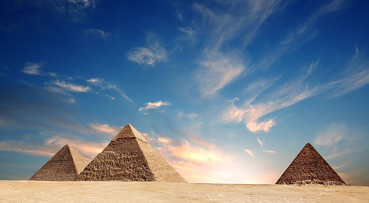 Le Piramidi di Giza in Egitto al tramonto con il cielo azzurro.