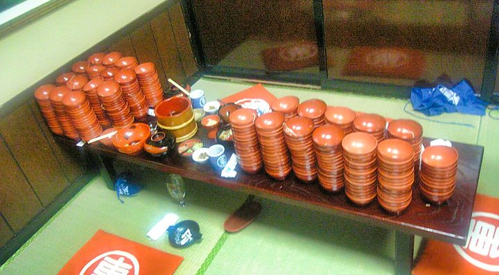 Ciotole di soba impilate su un tavolo in un ristorante giapponese.