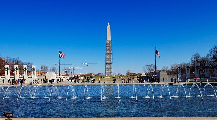 Il Monumento a Washington visto oltre una fontana.