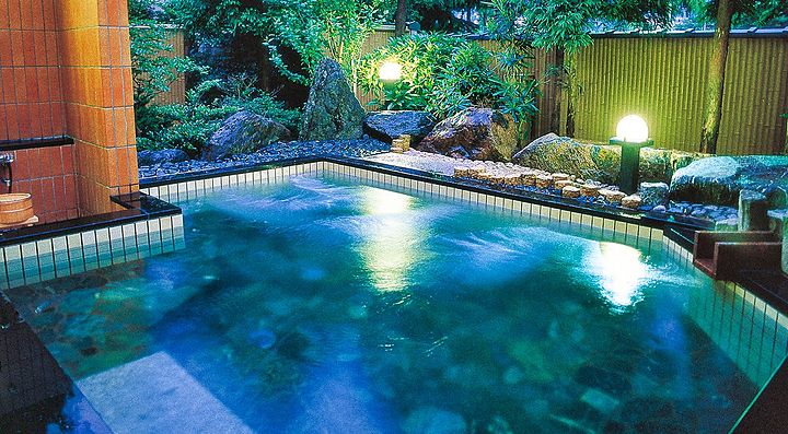 Onsen tradizionale a Yamashiro circondato dalla natura.