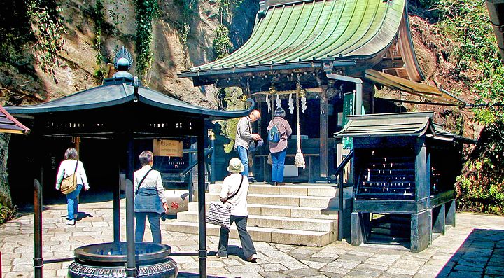Tempio di Zeniarai Benten con visitatori davanti a un santuario tradizionale.