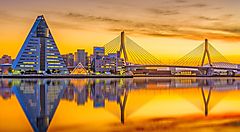 Skyline di Aomori al tramonto, con il ponte e l'edificio ASPAM.