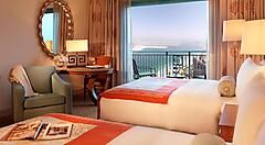 Camera con vista sull'oceano all'Atlantis The Palm di Dubai.