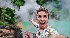 Marco Togni davanti a un'area termale fumante a Beppu.