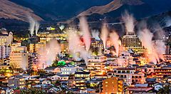 Panorama di Beppu con vapori termali tra gli edifici.