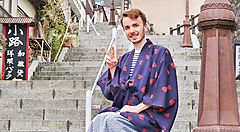 Marco Togni in kimono su una scalinata a Ikaho Onsen.