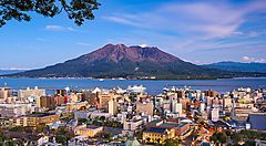 Skyline di Kagoshima, e sullo sfondo il vulcano Sakurajima.