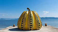 Una grande zucca gialla a pois neri, opera d'arte di Yayoi Kusama, sull'isola di Naoshima.