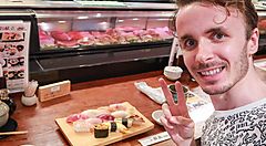 Marco Togni in posa in un ristorante di sushi.