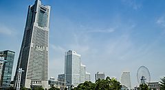 Il grattacielo Landmark Tower a Yokohama con ruota panoramica sullo sfondo.