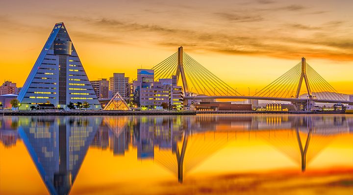 Skyline di Aomori al tramonto, con il ponte e l'edificio ASPAM.