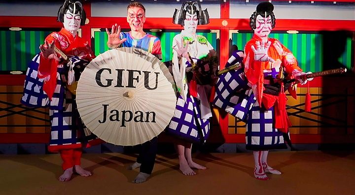Artisti in costumi tradizionali giapponesi nella prefettura di Gifu.