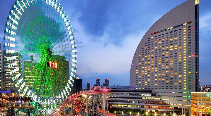 L'hotel Intercontinental Yokohama Grand e la vicina ruota panoramica.