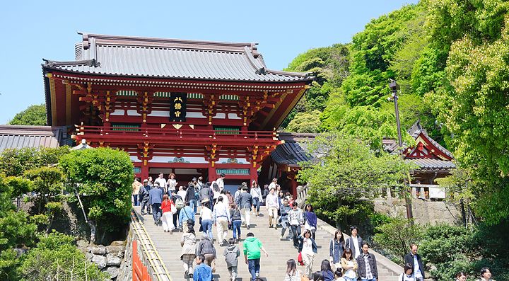 Tsurugaoka Hachimangu a Kamakura con visitatori in una giornata di sole.