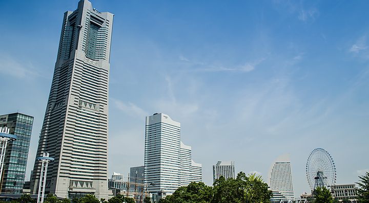 Il grattacielo Landmark Tower a Yokohama con ruota panoramica sullo sfondo.