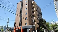 Facciata dell'APA Hotel Nagasaki Eki Minami a Nagasaki in una giornata soleggiata.
