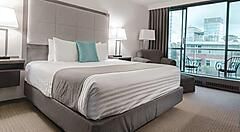 Stanza matrimoniale all'hotel Best Western Plus Sands di Vancouver.