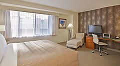 Camera d'albergo moderna al Georgetown Suites a Washington D.C.