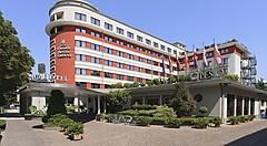 Facciata del Grand Hotel Trento a Trento con bandiere esposte.