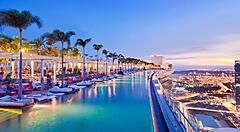 L'iconica piscina al Marina Bay Sands di Singapore.
