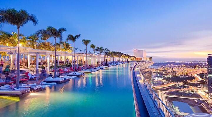L'iconica piscina al Marina Bay Sands di Singapore.