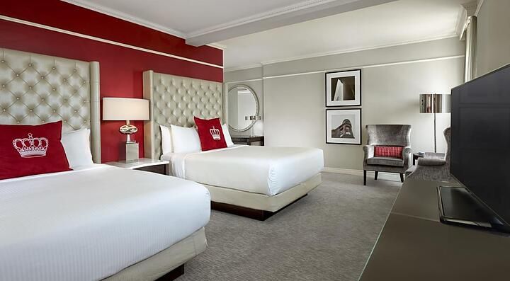 Stanza con due letti twin all'hotel The Omni King Edward di Toronto.
