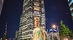 Marco Togni davanti alla Cocoon Tower a Shijnuku la sera.