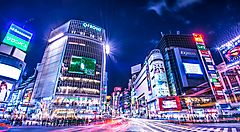 Traffico nel centro di Shibuya, di sera.