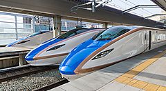 Treni shinkansen della serie E7/W7, diretti a Kanazawa.