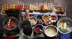 Spiedini e vari ingredienti della cucina thailandese.
