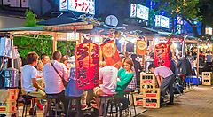 Gli yatai di Fukuoka: bancarelle che servono ramen, gremite di gente.