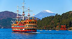 Nave pirata sul lago Ashi a Hakone con il Monte Fuji sullo sfondo.