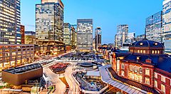 La stazione JR Tokyo al tramonto, e la piazza nella zona di Marunouchi.