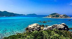 Scogli e mare con acqua cristallina ad Okinawa.
