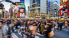 Folla che attraversa il famoso incrocio di Shibuya a Tokyo.