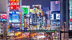 La zona di Shinjuku Est, di sera.