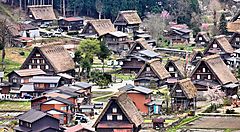 Case tradizionali con tetti spioventi a Shirakawa-go, Giappone.