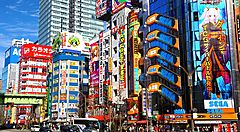 Edifici colorati nel centro di Akihabara.
