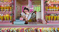 Commessa sorridente, in un negozio specializzato in crepes, a Takeshita Dori (Harajuku).