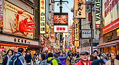 Il centro della zona di Dotonbori ad Osaka, con la grande e caratteristica scultura del granchio del ristorante Kani Doraku.