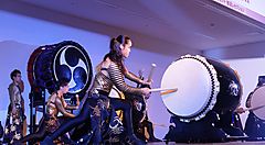 Percussionista suona il tamburo taiko durante uno spettacolo di Drum Tao.