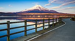 Il Monte Fuji visto dal Lago Yamanaka, nella Prefettura di Yamanashi.