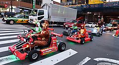 Go Kart sfrecciano per le strade di Tokyo.
