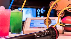 Dettaglio di oggetti presenti in una stanza karaoke in Giappone.