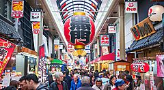Strada coperta al mercato Kuromon di Osaka.