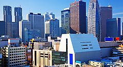 Grattacieli di Shinjuku a Tokyo sotto un cielo sereno.