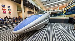 Treno shinkansen in epsosizione al museo ferroviario di Kyoto.