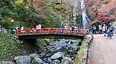 Ponte rosso al Parco Minoo, nei pressi di una cascata.