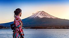 Persona in kimono che osserva il Monte Fuji al tramonto.